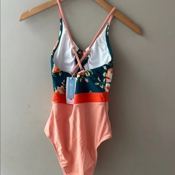 Floral one-piece Swimwear in Peach and Green with cut out - Picture 3 of 11